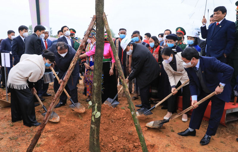 Chủ tịch nước Nguyễn Xuân Phúc và các đại biểu trồng cây.